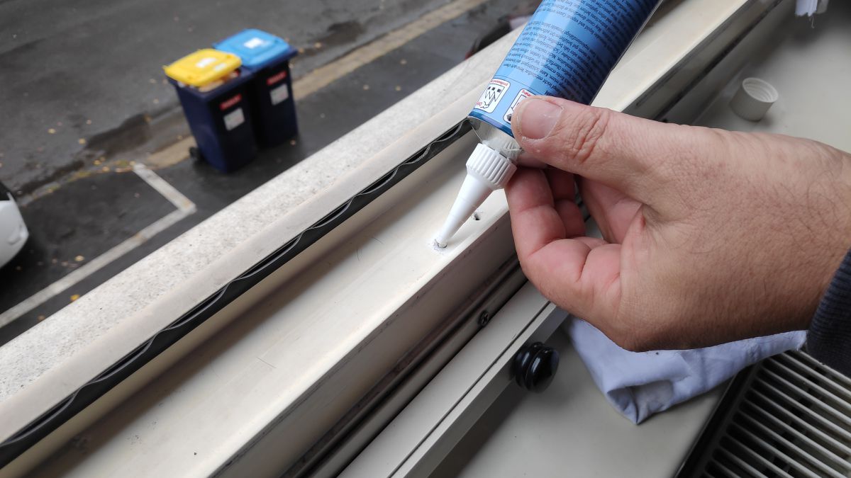 Kisebb lyuk javítása PVC ragasztóval a műanyag nyílászárón